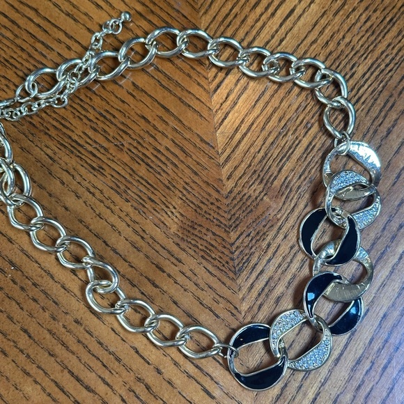 Gold Enamel Chain Necklace And Earrings Set - Picture 5 of 6